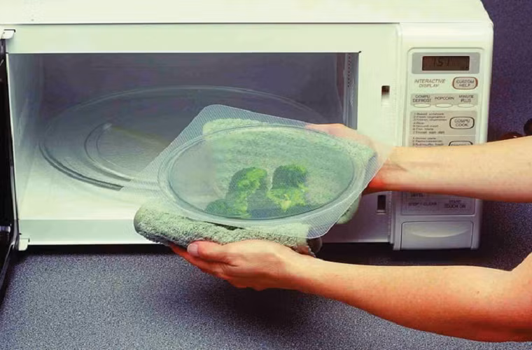 Hiện nay, người tiêu dùng có thế lựa chọn các sản phẩm có các dấu hiệu " microwave-safe" của các hãng đồ nhựa trong nước như: Song Long, Đại Đồng Tiến (Happi Look), Duy Tân, Việt Nhật, Vạn Đạt hoặc Lock &amp; lock…