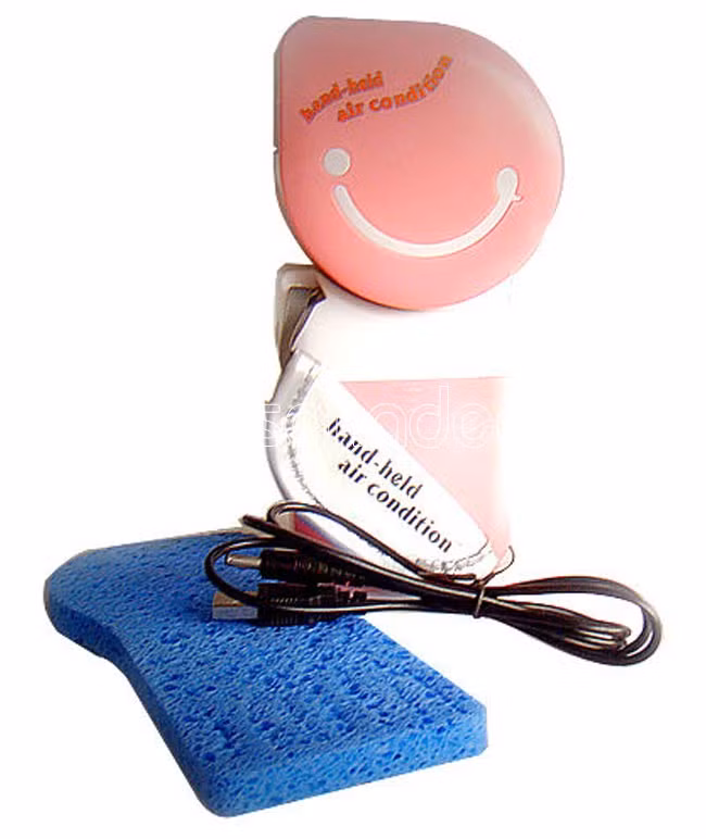 3. Người tiêu dùng "tám" gì? Chị Minh Hương (nhân viên văn phòng) chia sẻ: "Sắp đến mùa hè, ngồi làm ở văn phòng rất nóng nên mình đã mua máy Cooler để sử dụng, máy nhỏ, tiện lợi ở chỗ có thể cắm ngay ở máy tính trên bàn làm việc. Cảm nhận chung là độ mát của điều hòa nhẹ, tương đương một chiếc quạt hơi nước mini, có lẽ chỉ dùng được những ngày không quá nóng thôi".