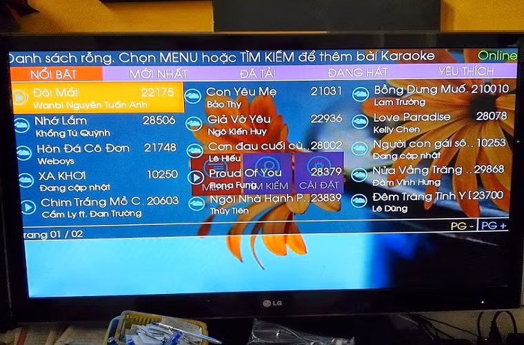 Hơn nữa các dòng chữ ghi lời bài hát thường bị giãn sang hai bên màn hình ti vi (dù đã chỉnh tỷ lệ khung hình), khi chạy chữ khiến người dùng khó theo dõi, bị mỏi mắt vì phải nhìn sang hai phía nhiều lần.