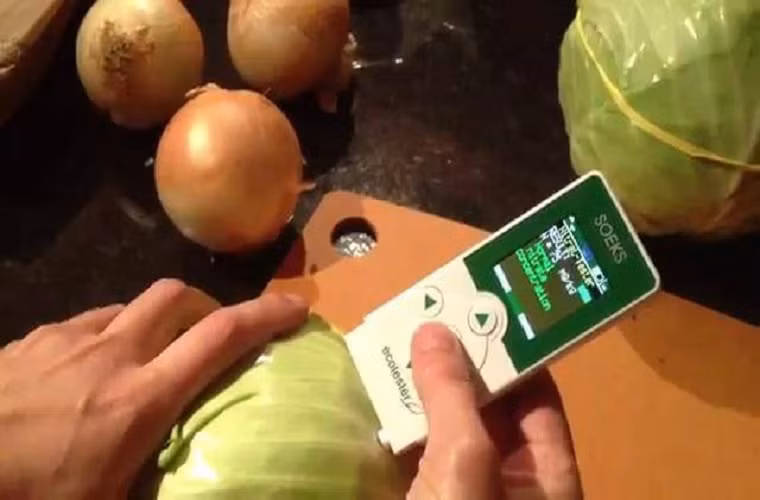 Không thể sử dụng khi đi chợ, còn nếu đã mua rau, quả về nhà rồi mới kiếm tra thì vừa bất tiện lại tốn tiền, các bà nội trợ hãy cân nhắc yếu tố này.