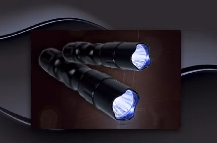 Nếu đám cháy xảy ra vào ban đêm, phải di chuyển trong bóng tối, hãy tưởng tượng lại đường đi trong cabin và bật bất cứ nguồn sáng nào bạn có, để nhận diện phương hướng, hít thở sâu, tích cực quan sát nhanh. Sau khi thoát hiểm hãy tìm thực phẩm và nước uống trong khi chờ đợi cứu hộ. 