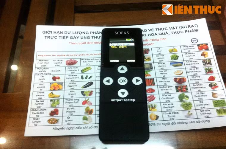 Bên cạnh yếu tố hiệu quả máy cần được cân nhắc kỹ trước khi mua, các bà nội trợ sẽ có thể gặp phải sự "ngăn cản" của những người bán hàng, không cho kiểm tra thực phẩm được bày bán. 