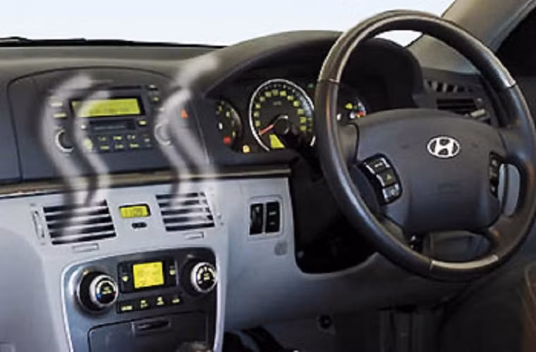 Ngoài ra, nguyên nhân từ bụi bẩn tích tụ bên trong dàn lạnh kết hợp hơi ẩm sẽ tạo ra mùi hôi khó chịu trên xe. Vì thế vệ sinh điều hòa, lưới lọc bụi được thường xuyên bằng cách dùng súng xịt hơi, thổi sạch tấm lưới.