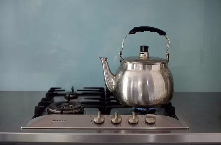 Nếu gia đình bạn thường dùng nước nóng để pha trà, cafe... nên đun lượng đủ dùng trong một lần và giữ ấm trong phích, ấm tích để sử dụng cả ngày thay vì nấu ít nước, chia thành nhiều lần. 