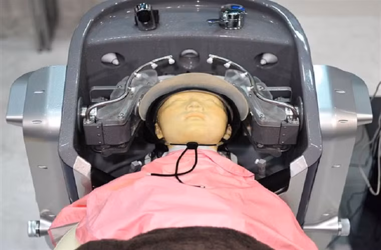 Khi hoạt động, robot sẽ phun nước, xoa bóp da đầu bằng 24 ngón tay cơ khí mềm mại được điều khiển bằng các cảm biến. Ngoài ra, máy có chức năng massage giúp thư giãn, thoải mái sau ngày làm việc mệt mỏi. 