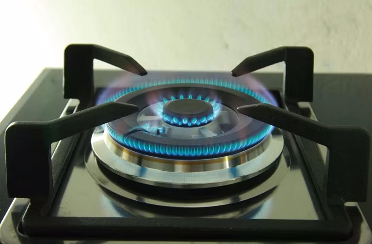 Khi lửa màu vàng có nghĩa là gas không cháy hết, điều này có nghĩa nhiệt lượng cung cấp không đủ, bạn cần kiểm tra mâm chia lửa, van và cửa gas có bị bịt kín hoặc hỏng, làm ảnh hưởng đến việc dẫn khí.