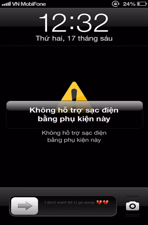 Khi máy hết hoặc yếu pin, bạn cắm sạc, máy báo không hỗ trợ phụ kiện hoặc báo nạp thành công nhưng kiểm tra thì pin không đầy. Nguyên nhân có thể từ dây sạc, nguồn điện, máy iPhone có dấu hiệu phải bảo hành.