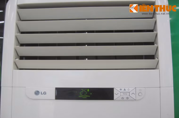 Ngoài ra, phải dựa vào các yếu tố như tường, cửa kính, thông gió để chọn sản phẩm. Nếu như phòng thường xuyên bị chiếu nắng trực tiếp, phải dùng máy công suất cao, khả năng làm mát nhanh. Máy thiếu công suất so với nhu cầu sử dụng sẽ phải làm việc liên tục, dẫn tới độ bền giảm.