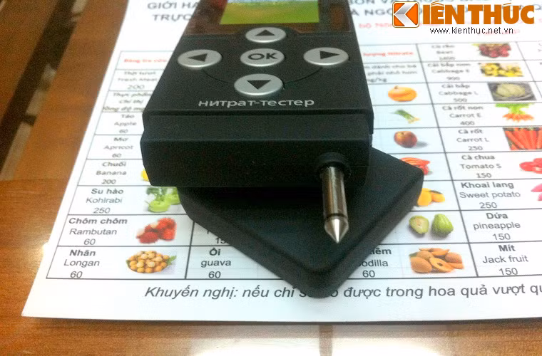 Sản phẩm có thiết kế nhỏ, gọn, dùng phần mũi khoan nhỏ gắn trên máy, cắm vào thực phẩm cần kiểm tra nồng độ các chất nitrat. Sau khoảng 20-30s trên màn hình hiện ra thông số các chất, đối chiếu với bảng chuẩn giới hạn chất trong mỗi loại rau, quả. Nếu kết quả vượt quá mức cho phép thì các bà nội trợ phải nhanh chóng "khai tử" món hàng mình vừa mua.