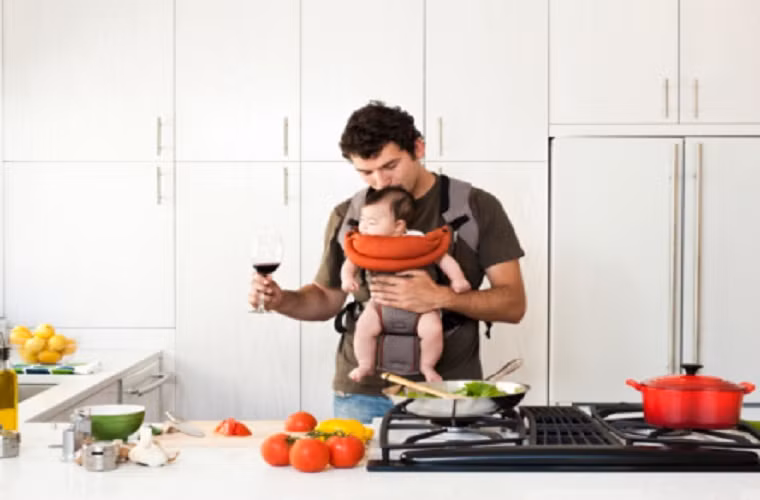 Ngoài ra, tập trung khi nấu ăn (không vừa nấu vừa trông trẻ, nghe điện thoại, xem tivi...) sẽ vừa đảm bảo an toàn vừa giúp bạn điều chỉnh bếp hợp lý, tránh lãng phí khí đốt. 