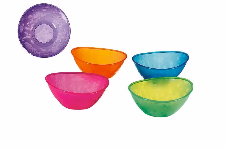 Cũng sử dụng sản phẩm này, chị Thái Trinh (nhân viên văn phòng) cho biết: " Về mặt giá cả thì cũng có chút băn khoăn, nhưng tốt cho sức khỏe vẫn hơn. Mình dùng nhựa của Đại Đồng Tiến loại dày thì giá cao, còn một số hàng nhựa Vạn Đạt làm mỏng nên giá mềm hơn".