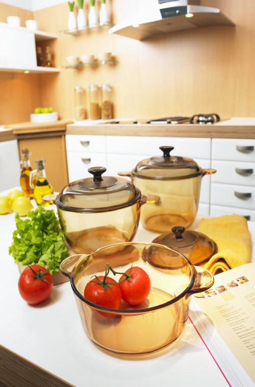 1. Dụng cụ đun nấu Đây được xem là một yếu tố khá quan trọng cho việc tiết kiệm gas mà bạn cần chú ý. Những chiếc nồi dày thường tốn thời gian làm nóng, bạn nên chọn nồi nhôm, nồi inox đáy mỏng dễ hấp thụ nhiệt. Hơn nữa, bề mặt tiếp xúc với ngọn lửa càng sạch thì bóng dẫn nhiệt sẽ tốt hơn so với bề mặt bị mờ và cháy đen.