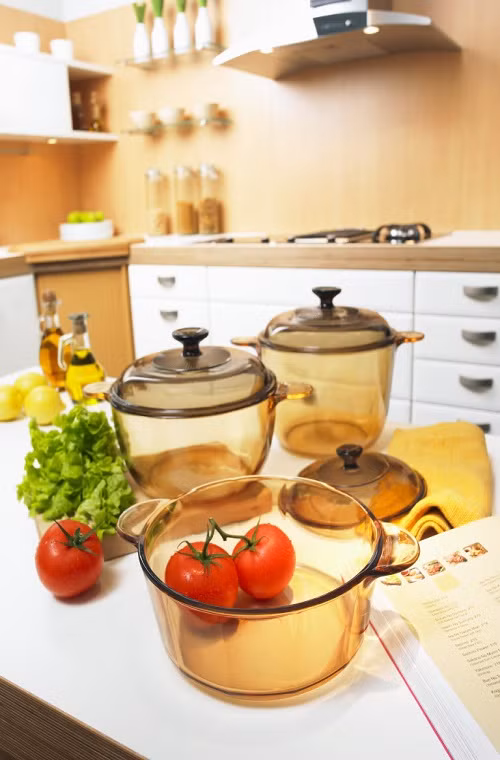 1. Dụng cụ đun nấu Đây được xem là một yếu tố khá quan trọng cho việc tiết kiệm gas mà bạn cần chú ý. Những chiếc nồi dày thường tốn thời gian làm nóng, bạn nên chọn nồi nhôm, nồi inox đáy mỏng dễ hấp thụ nhiệt. Hơn nữa, bề mặt tiếp xúc với ngọn lửa càng sạch thì bóng dẫn nhiệt sẽ tốt hơn so với bề mặt bị mờ và cháy đen.