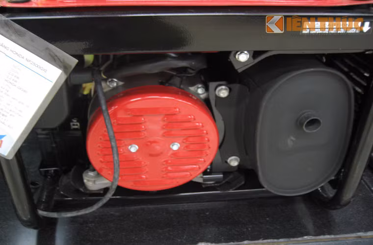 Các nhà sản xuất khuyên bạn nên chọn máy có công suất lớn hơn tiêu thụ thực tế khoảng 10-25 % để máy chạy bền, không bị “quá sức” và hao nhiên liệu trong ngày nắng nóng. 