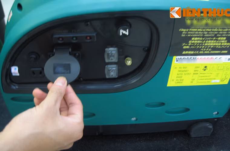 Dòng máy phát dự phòng nạp điện khá hợp với gia đình, tuy nhiên giá thành lại cần cân nhắc. Thiết bị này nạp điện vào bình ắc quy, khi cần sử dụng sẽ phát nguồn năng lượng đã được dự trữ. Giá của máy công suất 1KVA từ 12 - 23 triệu đồng/máy, loại 5KVA có giá 44 - 63 triệu đồng.