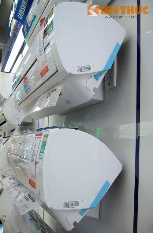 Đồng thời, vấn đề khử trùng hiệu quả phụ thuộc nhiều vào việc vệ sinh, thay mới theo định kỳ lưới lọc. Người dùng không nên quá phụ thuộc vào tính năng diệt virus của sản phẩm mà không thực hiện những chú ý về việc tạo không khí trong lành, thoáng đãng khi sử dụng điều hòa. Chưa kể đến việc bộ phận này tạo ra trở lực khiến quạt gió hoạt động công suất lớn, dẫn tới tiêu thụ điện sẽ tăng lên.