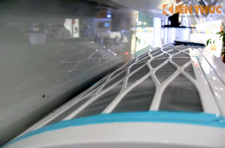 Phần lưới lọc của máy có thể tháo và vệ sinh dễ dàng. Ngoài ra sản phẩm trang bị tính năng Virus Doctor, nhờ công nghệ ion để diệt khuẩn và những tác nhân có hại trong không khí (bụi bẩn, nấm mốc).