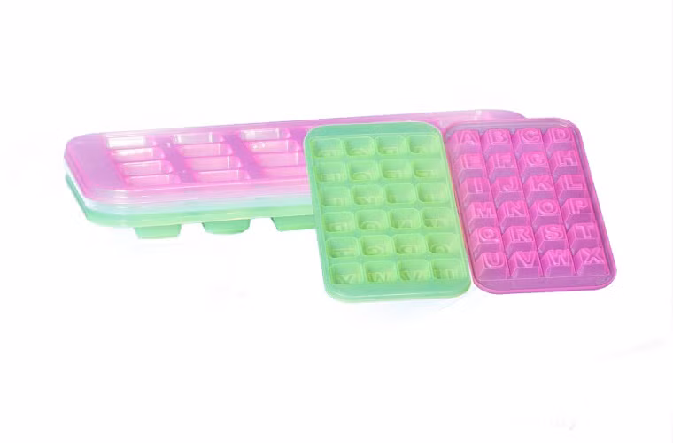 Đối với các loại nhựa dùng lâu, có vết trầy xước, phai màu, thường tích tụ vi khuẩn gây bệnh đường ruột, bạn nên vệ sinh sạch sẽ đồ dùng hoặc thay mới.