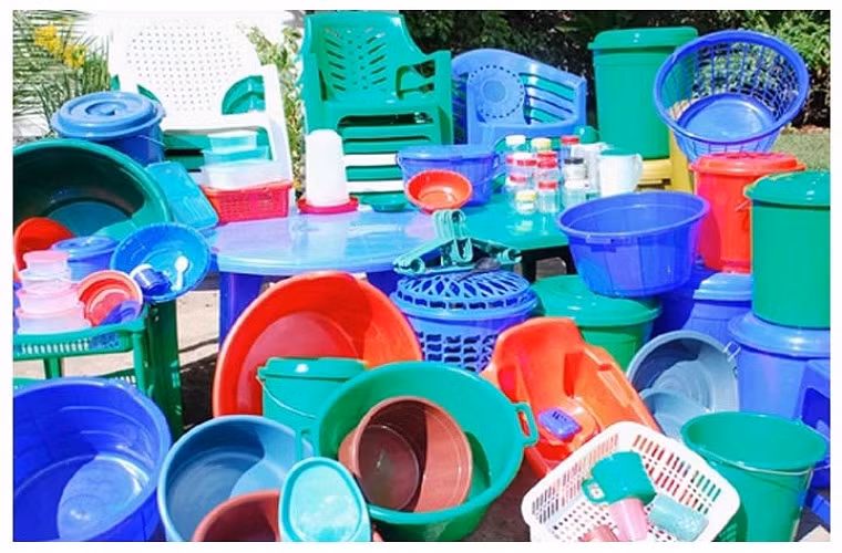  Bên cạnh việc "soi" kỹ nhãn mác đồ nhựa, bạn có thể dựa vào một số dấu hiệu khác để lựa chọn đồ dùng an toàn. Nhựa dẻo, có màu sặc sỡ thường phủ các chất phẩm màu có khả năng gây hại hệ tiêu hóa. 