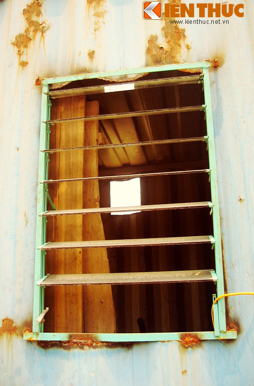 Cửa sổ được mở ra bằng cách cắt một phần vách container, rồi lắp thêm khung sắt và kính cửa chớp để lấy gió. Theo anh N.T (công nhân sống tại đây): “Cửa nhỏ, ít gió, muốn mát phải mở cả cửa chính, nếu có muốn ngủ trưa thì như thế lại không an toàn, bất tiện, thế là nhiều hôm chịu nóng. Buổi chiều, mình phải phun nước vào thành nhà cho hạ hỏa”. 