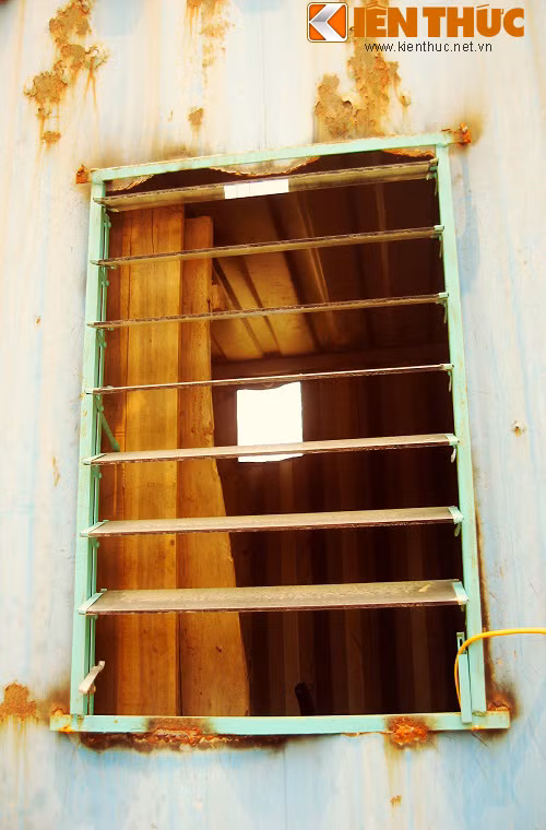 Cửa sổ được mở ra bằng cách cắt một phần vách container, rồi lắp thêm khung sắt và kính cửa chớp để lấy gió. Theo anh N.T (công nhân sống tại đây): “Cửa nhỏ, ít gió, muốn mát phải mở cả cửa chính, nếu có muốn ngủ trưa thì như thế lại không an toàn, bất tiện, thế là nhiều hôm chịu nóng. Buổi chiều, mình phải phun nước vào thành nhà cho hạ hỏa”. 