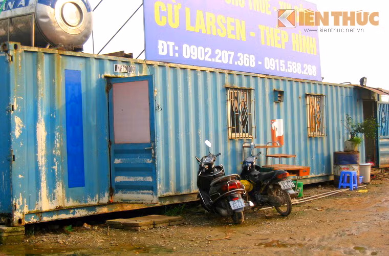 Nhà không cần tường gạch quét vôi, sơn như thông thường mà tận dụng các bức vách liền mạch của container để che chắn. Điều bất tiện nhất là vào mùa hè, tính dẫn nhiệt và hấp thụ nhiệt của kim loại biến container thành “lò bát quái" vô cùng nóng bức.