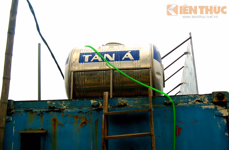  Bể chứa duy nhất cho cả ngôi nhà được nối với dây dẫn nước xuống phòng, hầu hết nhà dạng này không chú trọng cho hệ thống cấp thoát nước. Tuy có thể "hô biến" container thành nhà một cách đơn giản như trên nhưng kéo theo đó là việc không thể đáp ứng yêu cầu sống một cách đầy đủ.