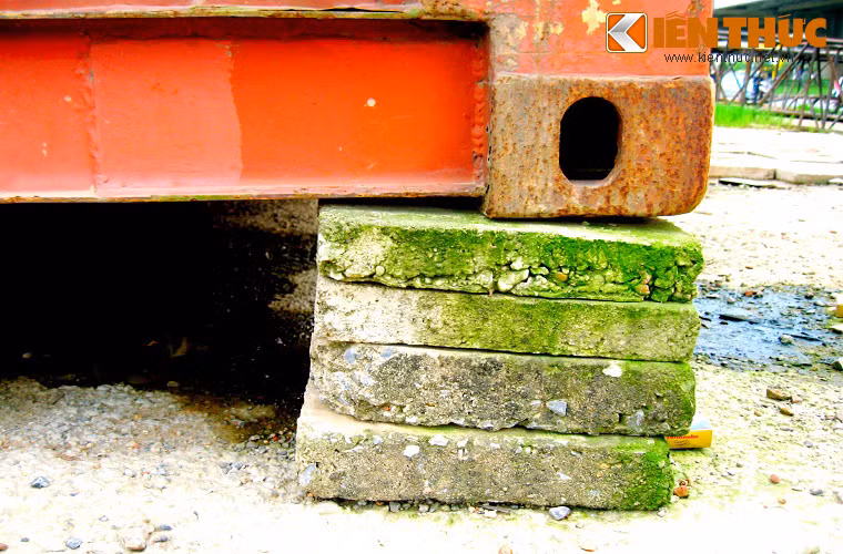 Chỉ cần đặt container vào vị trí, bỏ qua khâu làm móng nhà quen thuộc, những người sống tại đây dùng tấm bê tông làm chân nâng đỡ container lên khỏi mặt đất, dù đặt nền đất yếu cũng không lo sụt lún. 