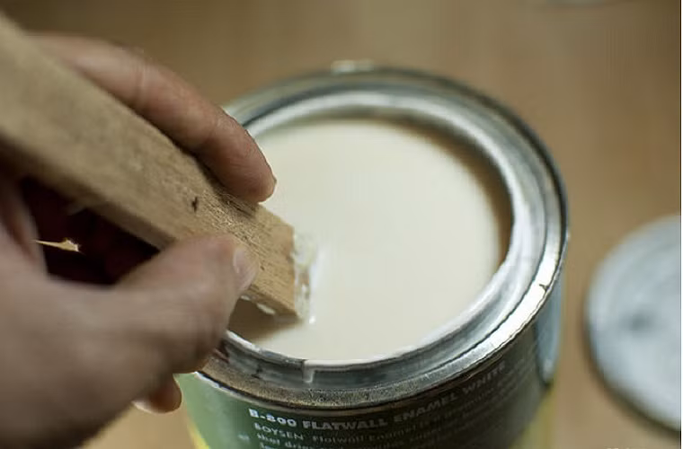 Trên thị trường, bạn có thể tìm được một số loại sơn chống thấm polyme Victalastic, Nippon Hitex hay CT-04 (khoảng 185 nghìn/5 lít) của hãng Kova. Sau khi khô, sơn tạo thành màng kín, có tính dẻo nên ngăn hiện tượng nứt chân chim, chống các vết nứt rộng gây tràn khí.