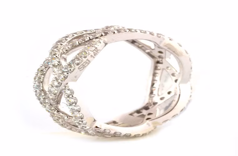  Đây là hợp kim của vàng và các loại kim loại quý khác, sản phẩm có màu trắng, ánh kim lấp lánh. Ngoài ra, loại này đặc tính cứng, phản quang và đàn hồi tốt, chịu được ma sát khi đeo. Các kiểu dáng do vàng trắng tạo ra phong phú hơn vàng ta vì có thể giữ chắc kim cương, đá quý gắn trên trang sức. 