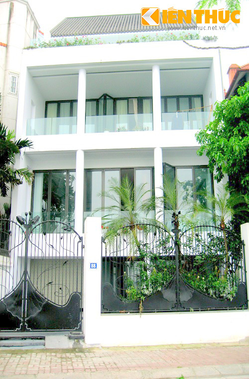 Vẻ hiện đại của căn biệt thự trên đường ven hồ Tây đã chinh phục được nhiều người. Chị Thái Minh (46 tuổi) cho biết: "Ở đây khá lâu, đây là lần đầu mình chú ý một ngôi nhà đến thế. Ấn tượng là chiếc cổng cầu kỳ bằng sắt uốn nghệ thuật, họa tiết hoa sen rất đẹp. Đặc biệt, sơn trắng làm tôn lên màu sắc của tất cả các vật dụng, cảnh quan xung quanh. Mình cũng quyết định sắp tới xây nhà, sẽ cho sơn màu trắng hoàn toàn"'.