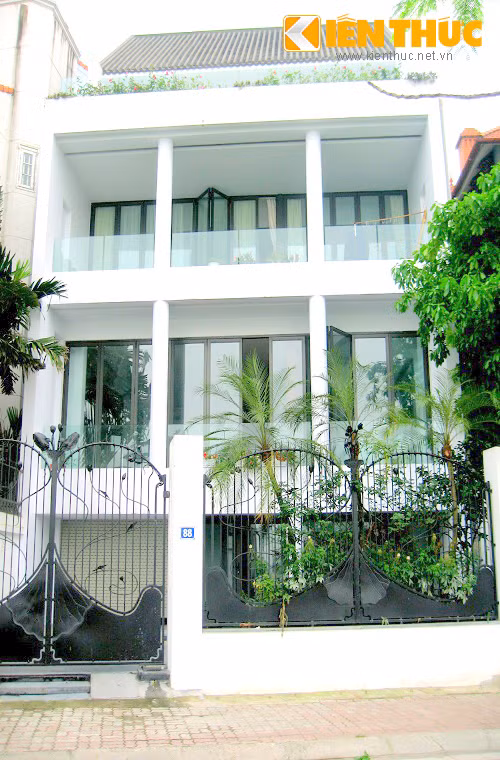 Vẻ hiện đại của căn biệt thự trên đường ven hồ Tây đã chinh phục được nhiều người. Chị Thái Minh (46 tuổi) cho biết: "Ở đây khá lâu, đây là lần đầu mình chú ý một ngôi nhà đến thế. Ấn tượng là chiếc cổng cầu kỳ bằng sắt uốn nghệ thuật, họa tiết hoa sen rất đẹp. Đặc biệt, sơn trắng làm tôn lên màu sắc của tất cả các vật dụng, cảnh quan xung quanh. Mình cũng quyết định sắp tới xây nhà, sẽ cho sơn màu trắng hoàn toàn"'.