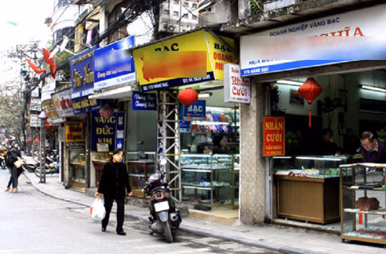 Người tiêu dùng nên chọn cửa hàng uy tín, có đầy đủ hóa đơn, chế độ bảo hành, không nên mua vàng chợ đen, hạ giá và không rõ nguồn gốc.