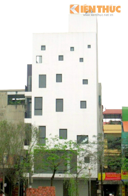 Với mục đích tạo vẻ bắt mắt, thu hút người đến thuê căn hộ và văn phòng làm việc, chủ nhà trên phố Định Công Thượng (Hoàng Mai) đã chọn thiết kế khá "độc", khung cửa kính được sắp xếp hài hòa tỉ lệ, màu tối tương phản với sơn tường trắng, tạo sự sinh động cho mảng tường mặt trước của nhà.