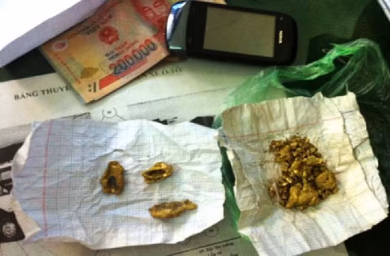 Cũng vì chưa có kinh nghiệm, nhiều người tiêu dùng đã mua phải vàng đểu. Anh Đ.N.H (Thanh Xuân) tâm sự: "Dịp sinh nhật vợ, mình mua một chiếc vòng vàng, có mặt đá ở cửa hàng trên đường Nguyễn Trãi để làm quà, chỉ chọn dáng và xem giá tiền thôi. Ai dè, được khoảng 1 tháng thì vòng đen xỉn lại, mang ra tiệm khác kiểm tra thì đó là vàng bị độn, tiền mất mà mang bực mình vào thân. Từ đó mình rút kinh nghiệm hỏi kỹ tuổi vàng, ra tiệm có giấy bảo hành chứ không bạ đâu mua đó nữa".