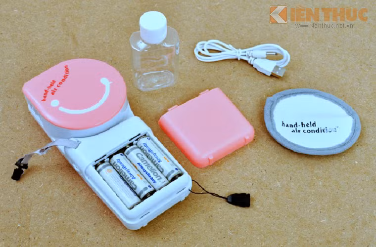Bộ sản phẩm gồm 1 chiếc quạt mini, 1 chai đựng nước 60ml, 1 dây nối USB để kết nối trực tiếp vào máy tính và 1 miếng bọt biển thấm nước. Máy có kích thước nhỏ gọn, được làm bằng nhựa với các màu sắc tươi sáng, đa dạng. Ngoài ra máy có thêm phần lắp pin ở phía sau.