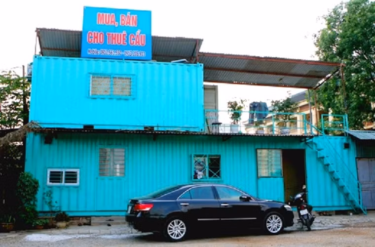  Dạng nhà này có thể di chuyển dễ dàng, thi công nhanh. Một ngôi nhà trên đường Nguyễn Xiển xếp chồng nhiều thùng container lên tạo thành nhà tầng, có thêm phần mái tôn tránh mưa nắng. 