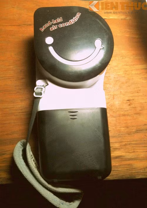 Nên tháo pin sau khi sử dụng, không để nước ẩm từ miếng mút ngấm vào các bộ phận trong máy. 