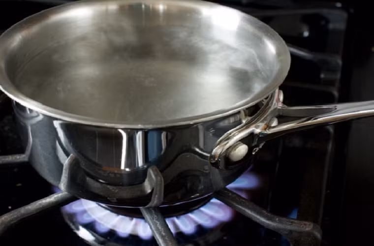 Việc tiết kiệm gas cần sự chú ý, chi tiết khi nội trợ. Đối với các món luộc, nấu mì...không nên đun quá nhiều nước trong nồi to vì phần nước thừa gây lãng phí mà lại không sử dụng đến. 