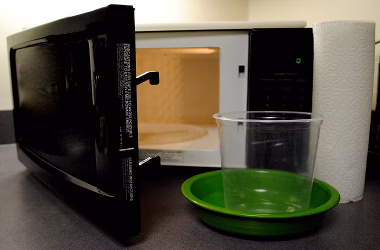 Anh Thanh cho biết thêm: "Tuy nhiên, đồ nhựa cao cấp với những khả năng diệt khuẩn, khử mùi, giữ thực phẩm tươi lâu hay chịu được nhiệt để sử dụng trong lò vi sóng vẫn chưa được quan tâm nhiều vì giá thành chênh lệch hàng trăm nghìn trên một sản phẩm. Người mua họ vẫn chưa cân nhắc tác hại của việc dùng đồ nhựa kém chất lượng ảnh hưởng đến sức khỏe".