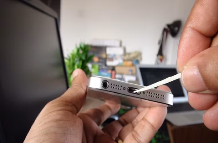 Bạn thử vệ sinh nhẹ nhàng đầu cắm sạc, đồng thời chú ý dùng bộ sạc chuẩn đi kèm theo máy.