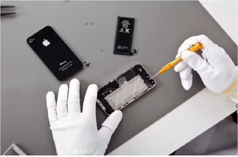 Bản thân IC nguồn iPhone bị lỗi hoặc khi cập nhật phiên bản mới, yêu cầu sử dụng pin cao hơn khiến pin sạc không vào điện. Đối với nguyên nhân này bạn cần sự trợ giúp chuyên nghiệp của nhân viên bảo hành sản phẩm. Ngoài ra bạn xác định lỗi sạc bằng cách cắm máy vào Itunes xem máy có nhận hay không.