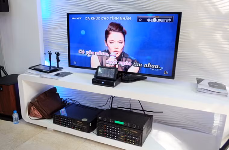 Hầu hết các thiết bị giải trí thông minh hiện nay đều có những điểm tiện ích và sự phù hợp riêng với mục đích sử dụng và khả năng tài chính, bạn cần chọn thiết bị có cơ sở sản xuất uy tín và chế độ bảo hành tốt. Karaoke tại nhà càng tiện, càng dễ sử dụng sẽ càng tốt.