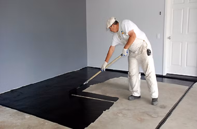 Ngoài ra, bạn dùng vải dạng chống thấm polyme để lót phía dưới sàn, sau đó mới lát gạch hay láng xi măng.