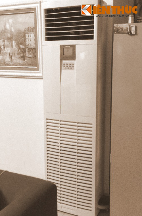 3. Các tính năng tiện ích Ưu điểm của sản phẩm là quạt thổi của dàn lạnh bên trong tủ đứng có kích thước lớn hơn so với điều hòa treo tường, lốc máy sử dụng thường là loại lốc piston tính ổn định cao hơn và ít bị hư hỏng.