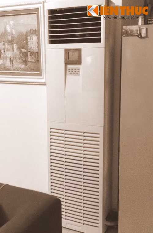 3. Các tính năng tiện ích Ưu điểm của sản phẩm là quạt thổi của dàn lạnh bên trong tủ đứng có kích thước lớn hơn so với điều hòa treo tường, lốc máy sử dụng thường là loại lốc piston tính ổn định cao hơn và ít bị hư hỏng.
