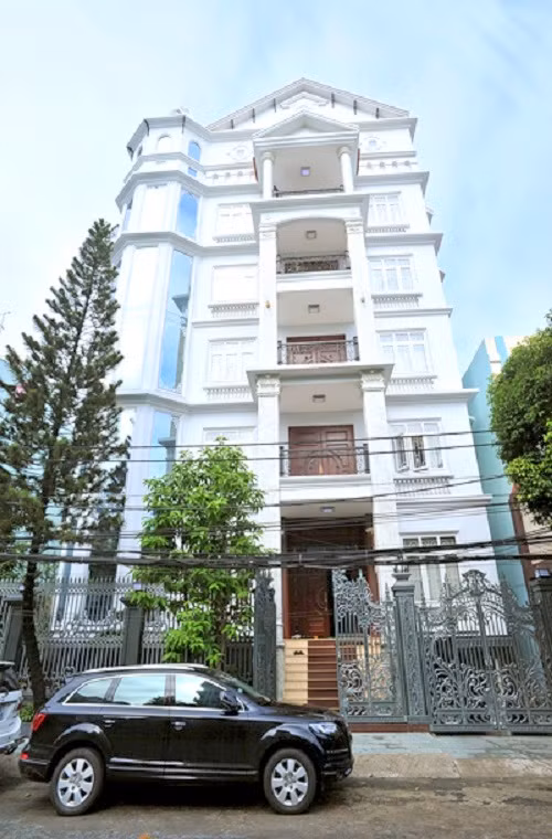 Hay như biệt thự 6 tầng, 100 tỷ trên đường Cộng Hòa (TP.HCM) của ca sỹ Trang Nhung. 