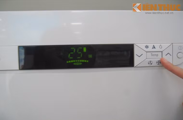 Tùy vào kiến trúc nội thất căn nhà, người dùng bố trí điều hòa tủ đứng sao cho dàn lạnh phải đủ cao trên 2.5m, để gió có thể lan tỏa đều. Tránh thổi trực tiếp vào vị trí ngồi ở phòng khách hoặc giường ngủ gây khó chịu và cảm lạnh.