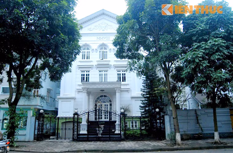 Ngôi nhà tại Linh Đàm (Hoàng Mai) cũng khiến nhiều người phải trầm trồ vì dáng vẻ "có một không hai" này. Anh Thái Anh (nhân viên kế toán) chia sẻ: "Mình thường đi ngang qua và thấy thích màu trắng của biệt thự, gợi cảm giác sang trọng, không hề lỗi mốt như các màu khác". 