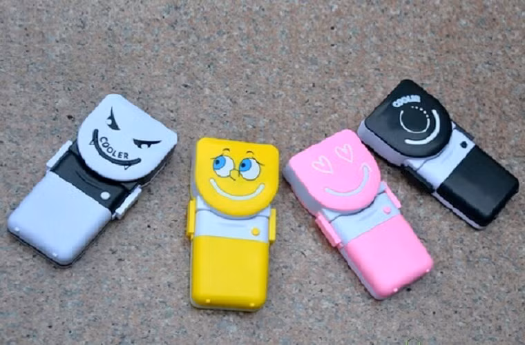 2. Sử dụng đúng cách như thế nào? Miếng mút thấm nước trong máy có thể có mùi trong lần sử dụng đầu tiên, vì thế nên giặt nhẹ với xà phòng hoặc dầu gội, tránh xối nước mạnh, trực tiếp làm bọt bị nứt rộng. 